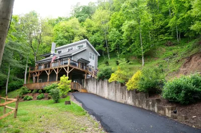 Great views, opportunities for relaxing house on13 acres, central locale<br><br>