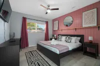 Near Clearwater Beach - Pool Home Retreat Отели рядом с достопримечательностью «Пинеллас Байк Трейл»