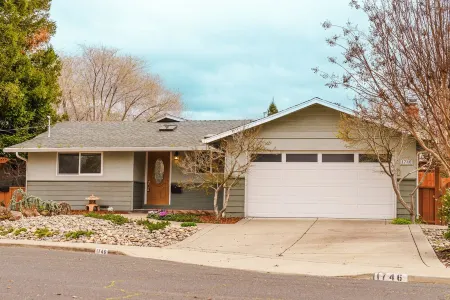 Cozy Modern Home Отели в г. Конкорд