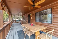Comfy, Cozy Cabin in the Mountains with a large front porch. Pet-Friendly!