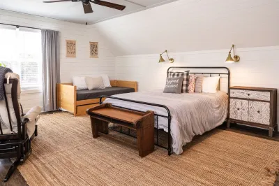 Quaint Carriage House - Minutes from Senoia and Trilith Studios.