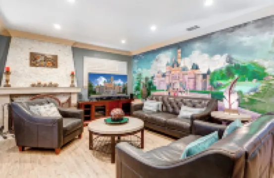 Disneyland Walking Distance Home or 2 min Drive.