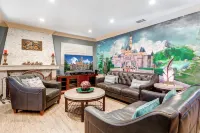 Disneyland Walking Distance Home or 2 min Drive.