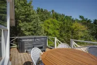 The Emerald Cottage - renovated 1950s beach cottage one block to beach , hot tub