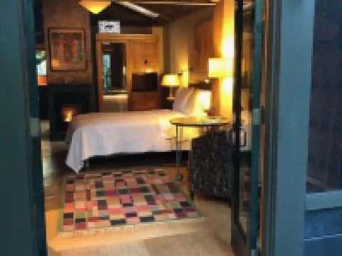 Beautiful and Lush Hidden Wisteria Getaway Hoteles en Alameda