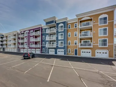 Luxury Downtown Getaway: 2BR Condo Near New Buffalo’s Top Attractions!