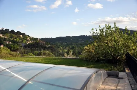 Comfortable Gite with pool close to the city and the countryside