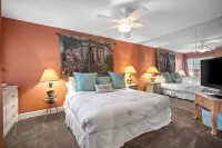 Upgraded Desert Falls Upper Unit Hotels near Footloose Reflexology Massage