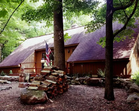 Seven Springs Cabin - Bear Claw Chalet - Authentic, Pet Friendly Log Cabin Hotels in Donegal Township