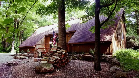 Seven Springs Cabin - Bear Claw Chalet - Authentic, Pet Friendly Log Cabin