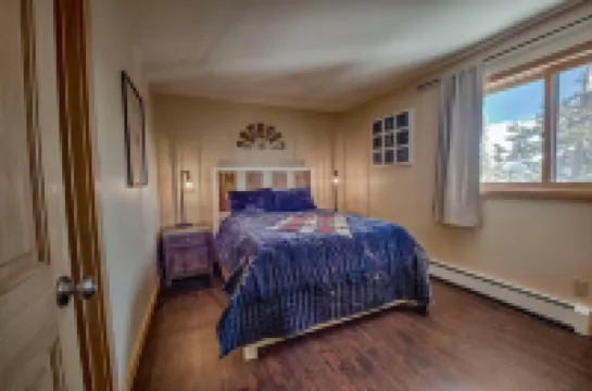 Silverthorne Condo with Mtn views, Pool & Hot tub