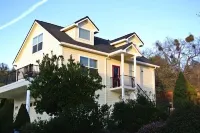 Large Private Carriage-House Retreat with Amazing Views