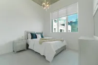 Penthouse Condo, minutes from Downtown & from the Beach