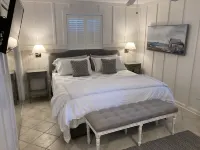 PRIME LOCATION! Beach 2 min walk / Village 5 min walk. New STUNNING Interior!