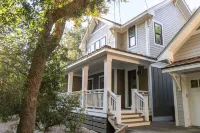 Cozy outdoor living - 10-minute walk to harbor village and ferry terminal.