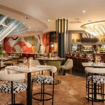 Hilton Paris la Defense Отели рядом со станцией La Defense Station