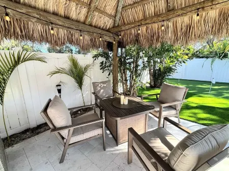 POSHPADZ - Banyan Villa - Close to Jupiter Beach - Private Pool & Tiki Sleeps 8 Отели рядом с достопримечательностью «Uptown Art Jupiter»