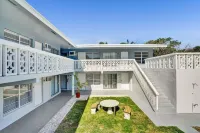Bright Pompano Beach Aparthotel: Poolside Bliss Just Steps from the Shore!