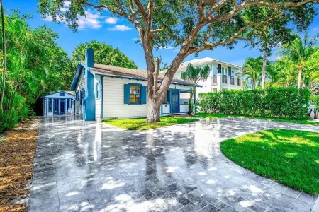 2 BD Historic Delray Beach Cottage walk to the Ave Отели в г. Делрей-Бич