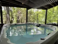 Hot Tub+Fire Pit, Fireplace, Grill, WiFi, Resort Access, Pet Friendly, Skiing!