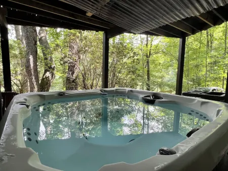 Hot Tub+Fire Pit, Fireplace, Grill, WiFi, Resort Access, Pet Friendly, Skiing!