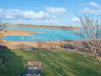 Cozy 3-bedroom beach front cabin quiet, cozy, getaway. Hotels in Stephens County