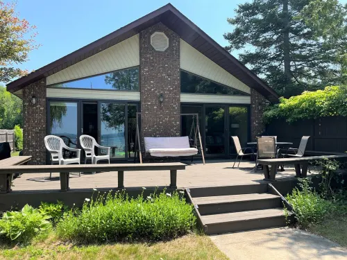 South Lake Leelanau lakefront home, Kayaks/Bikes provided, Clean Sandy bottom - Wi-Fi