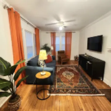 Cozy King Suite / Smart TVs / Self Check-in / Free Parking & Wi-Fi