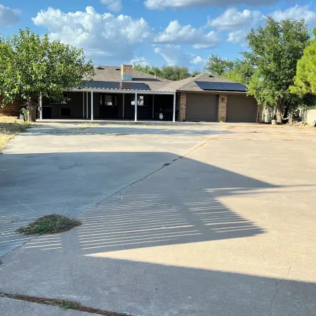 Charming 5-bedroom house with AC and WiFi in San Angelo.