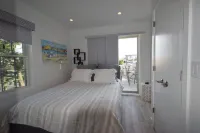 Manhattan on the Beach! Beach block just a short walk up the block