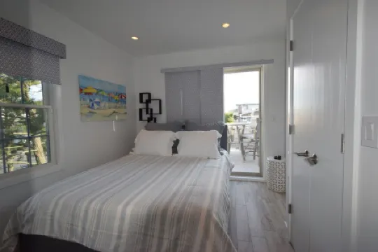 Manhattan on the Beach! Beach block just a short walk up the block