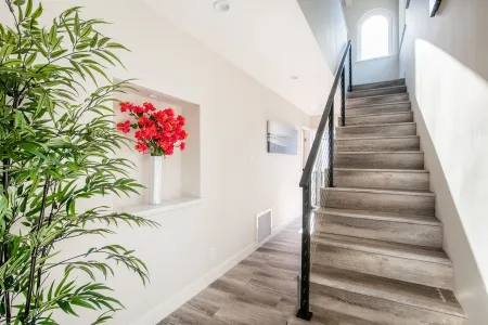 NEW WATER VIEW FAMILY Villa AC Deck HOT TUB GRILL FIRE PIT onsite free parking!!