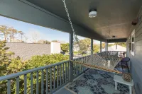 Cozy, 2nd floor apt 5 min walk to bch. PET friendly. FREE bottle of PROSECCO