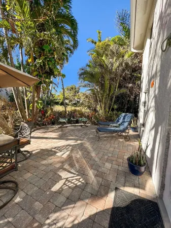 5-8 MINUTE WALK TO BEACHES, DINING & SHOPPING! RARE PRIVATE PATIO & LAKE VIEW! Отели рядом с достопримечательностью «Парк Лоудермилк»