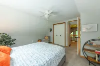 Garden Cottage 2.5 Miles to Downtown With Private, Wooded Surroundings