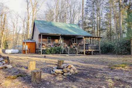 Cozy Pines Log Cabin 2BR+Loft Creekside w/ Hot Tub