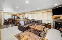 Timberline Condo at Moose Hollow, end unit w/ full windows, steps from hot tub