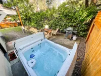 Modern House in the Heart of Grants Pass with Hot Tub and Fire Pit
