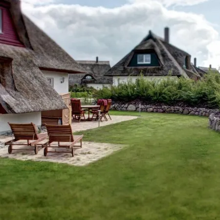 Enchanting thatched house idyllically situated on the Achterwasser, child-friendly