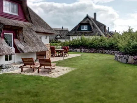 Enchanting thatched house idyllically situated on the Achterwasser, child-friendly
