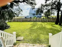 Acadian cottage 1 minute walk to beach, 5 minutes to Old Town BSL! Best location Bay Saint Louis Beach附近的飯店