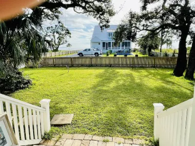 Acadian cottage 1 minute walk to beach, 5 minutes to Old Town BSL! Best location