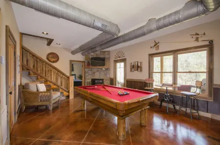 Paradise at the Rivers Edge! A Private Waterfront Log Cabin,snow ski/fish nearby