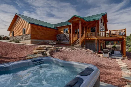 Get the 7th Night Free. over 125 Five Star Reviews, over 4,000sq Feet Отели рядом с достопримечательностью «Checkerboard Mesa»