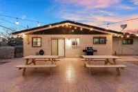 Southwestern Modern 4 Bedroom Home Hotels near Pepper Tree Square