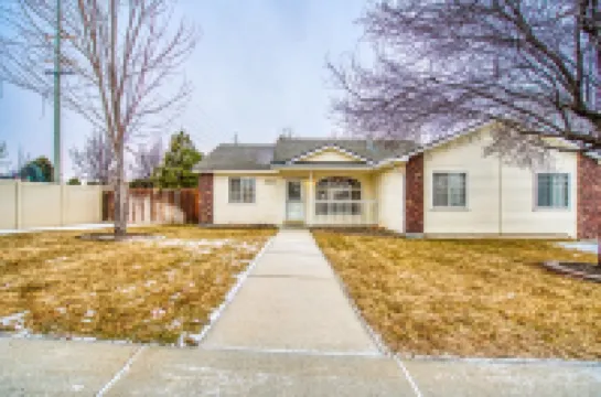 Cozy and stylish home โรงแรมใน