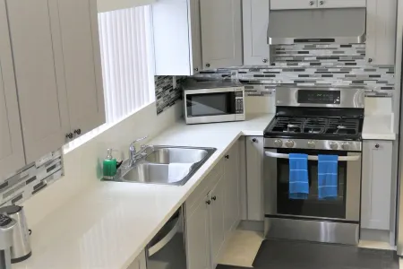 Affordable Vacation Home near DisneyLand & Beaches Отели рядом с достопримечательностью «Университет Стантон»