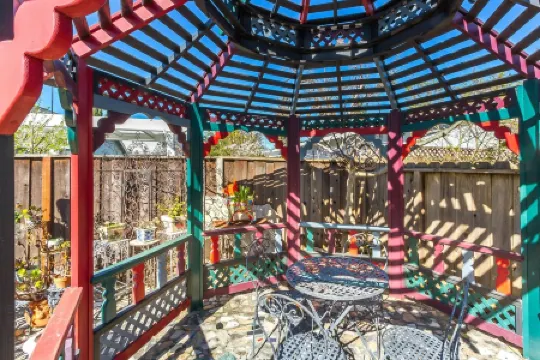 VICTORIAN PARADISE WITH INTELLIBED BED IN DOWNTOWN CAMPBELL