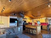 Quiet, Peaceful Location, Walk to Everything, Hot Tub, Fireplace, Game Room