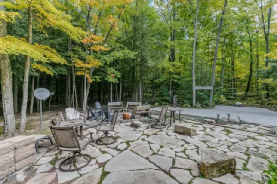 Immaculate Hand-Hewn Log Cabin ~ Private Wooded Setting In Egg Harbor